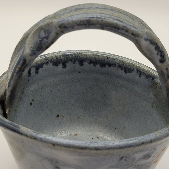 Art Pottery Basket. hand made with applied handle. Signed - Picture 5 of 7